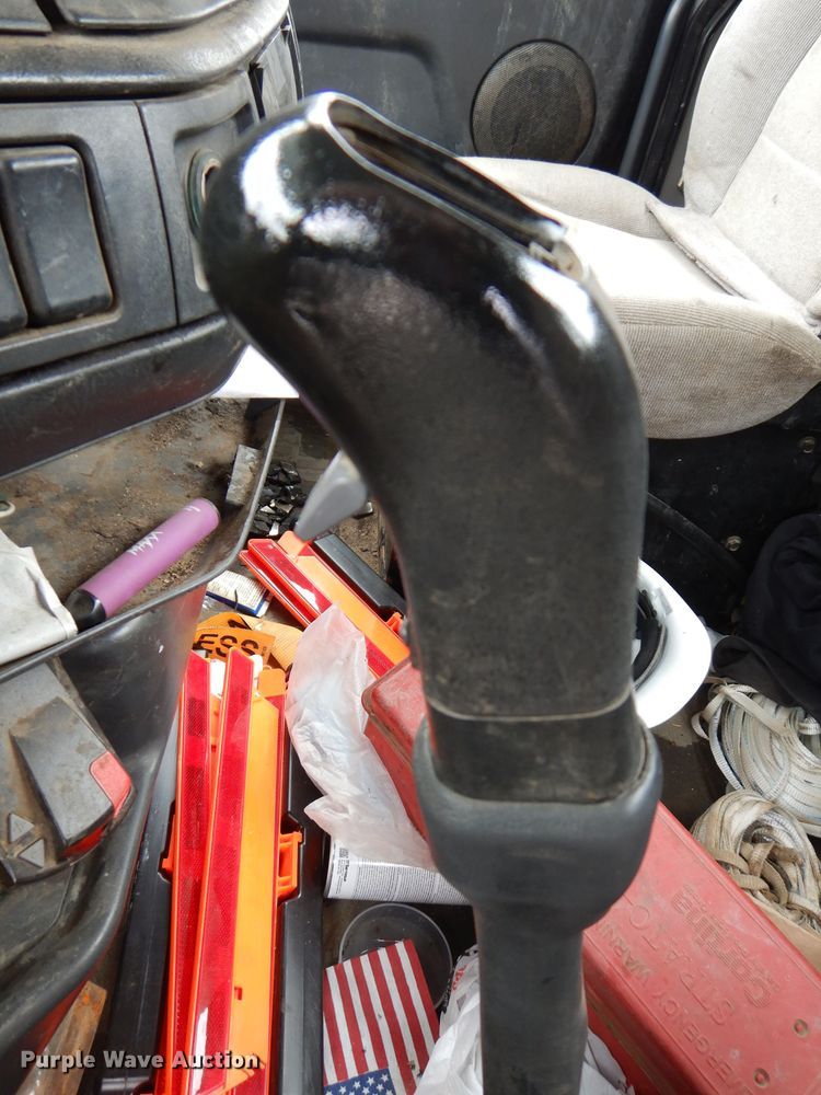 image for item JK9490 2002 Volvo VN Series  truck cab and chassis