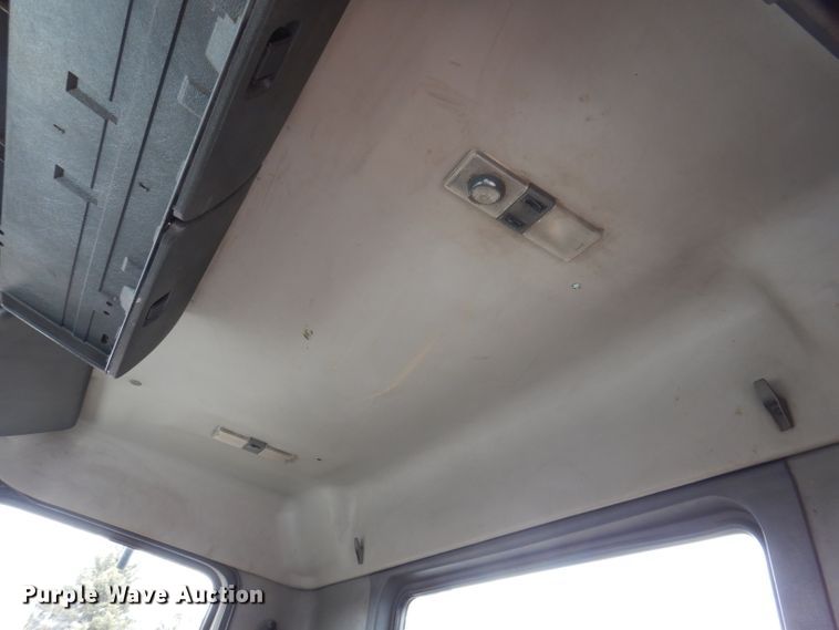 image for item JK9490 2002 Volvo VN Series  truck cab and chassis