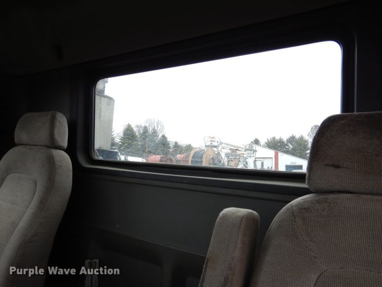 image for item JK9490 2002 Volvo VN Series  truck cab and chassis