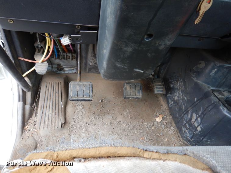 image for item JK9490 2002 Volvo VN Series  truck cab and chassis