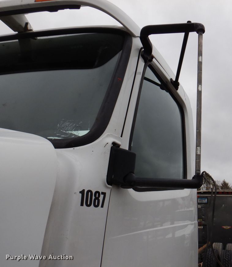 image for item JK9490 2002 Volvo VN Series  truck cab and chassis