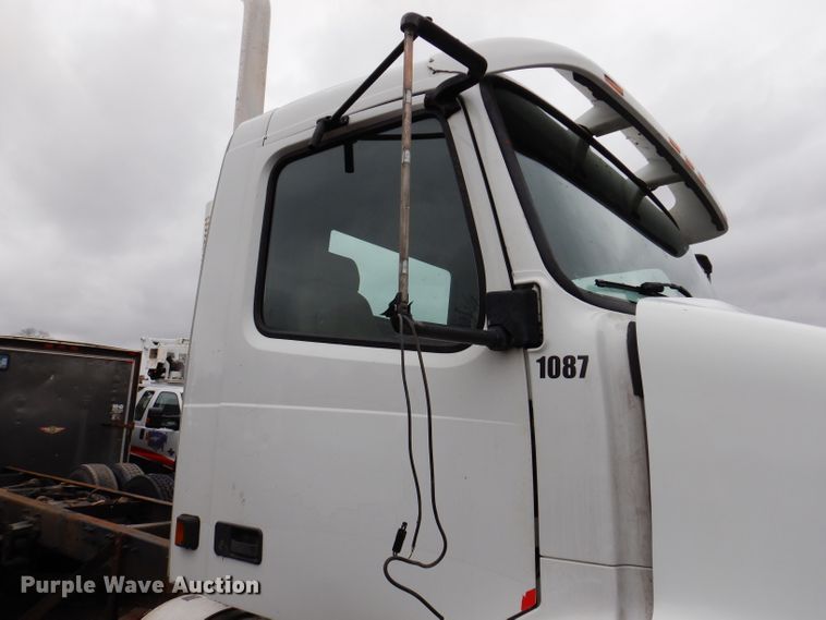 image for item JK9490 2002 Volvo VN Series  truck cab and chassis