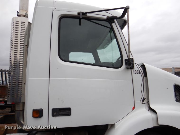 image for item JK9490 2002 Volvo VN Series  truck cab and chassis