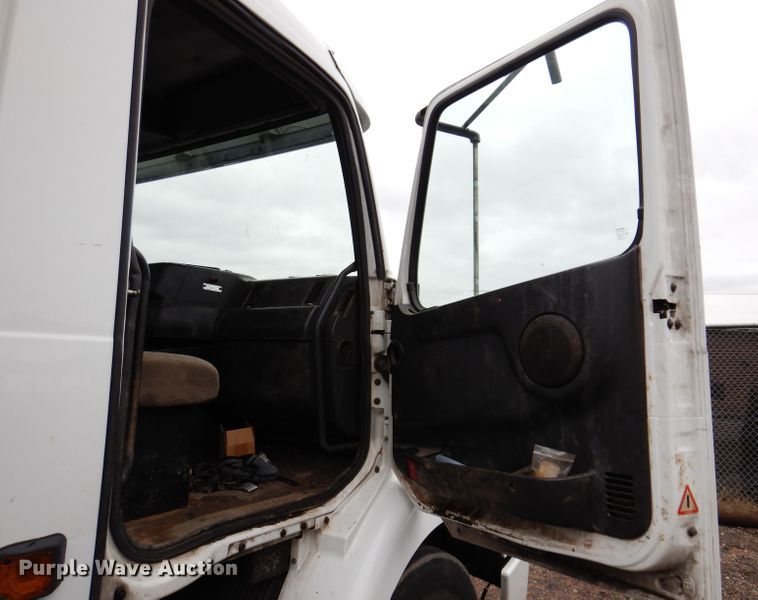 image for item JK9490 2002 Volvo VN Series  truck cab and chassis