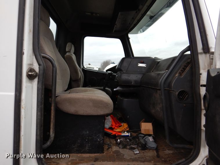 image for item JK9490 2002 Volvo VN Series  truck cab and chassis