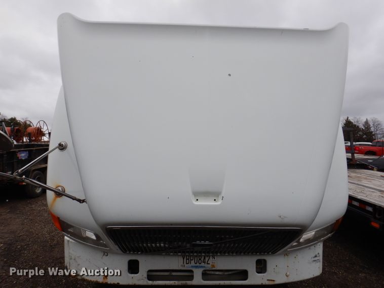 image for item JK9490 2002 Volvo VN Series  truck cab and chassis