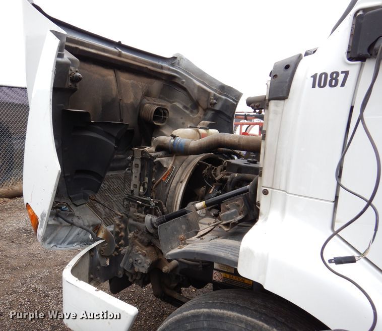 image for item JK9490 2002 Volvo VN Series  truck cab and chassis