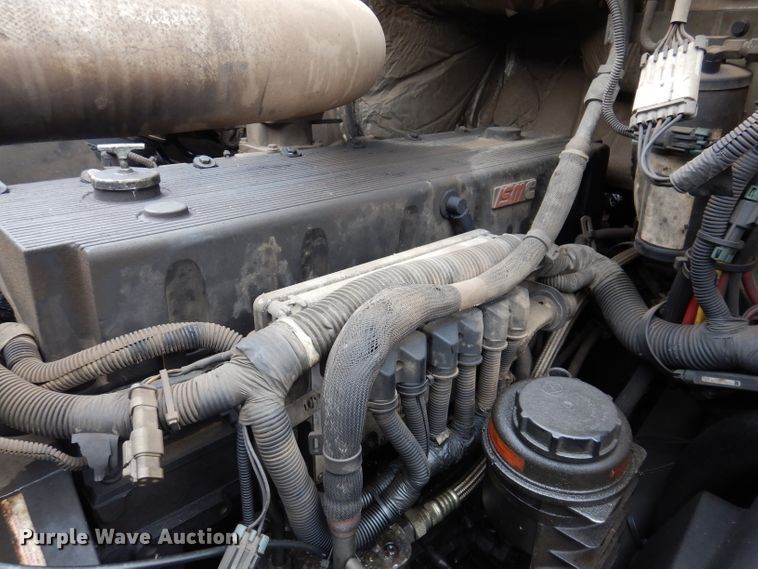 image for item JK9490 2002 Volvo VN Series  truck cab and chassis