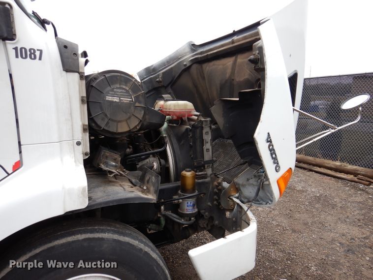 image for item JK9490 2002 Volvo VN Series  truck cab and chassis