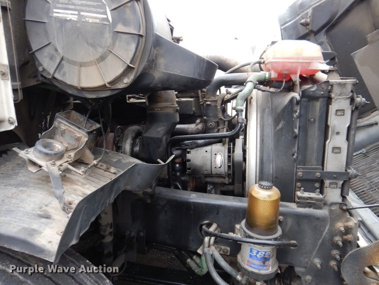 image for item JK9490 2002 Volvo VN Series  truck cab and chassis