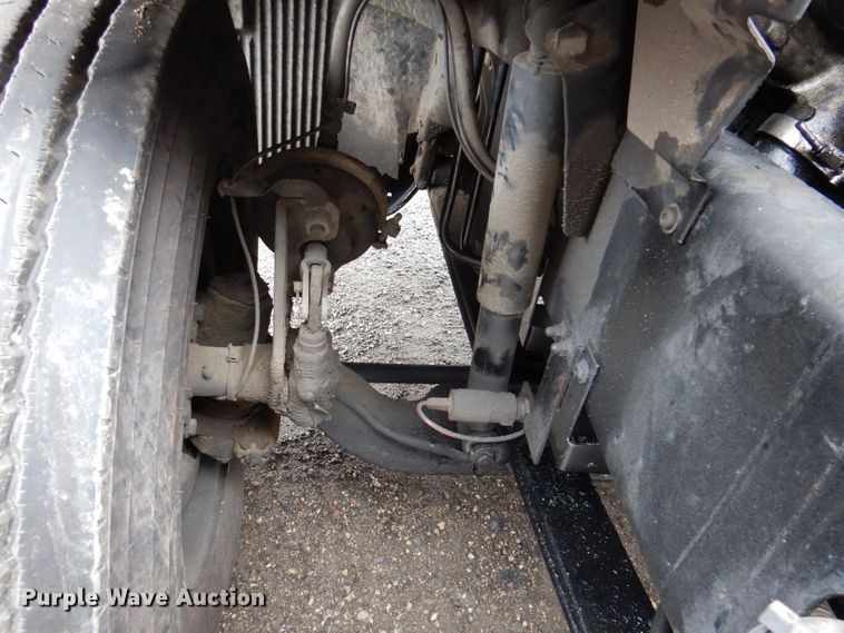 image for item JK9490 2002 Volvo VN Series  truck cab and chassis