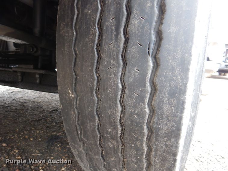 image for item JK9490 2002 Volvo VN Series  truck cab and chassis