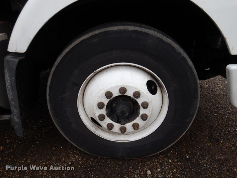 image for item JK9490 2002 Volvo VN Series  truck cab and chassis