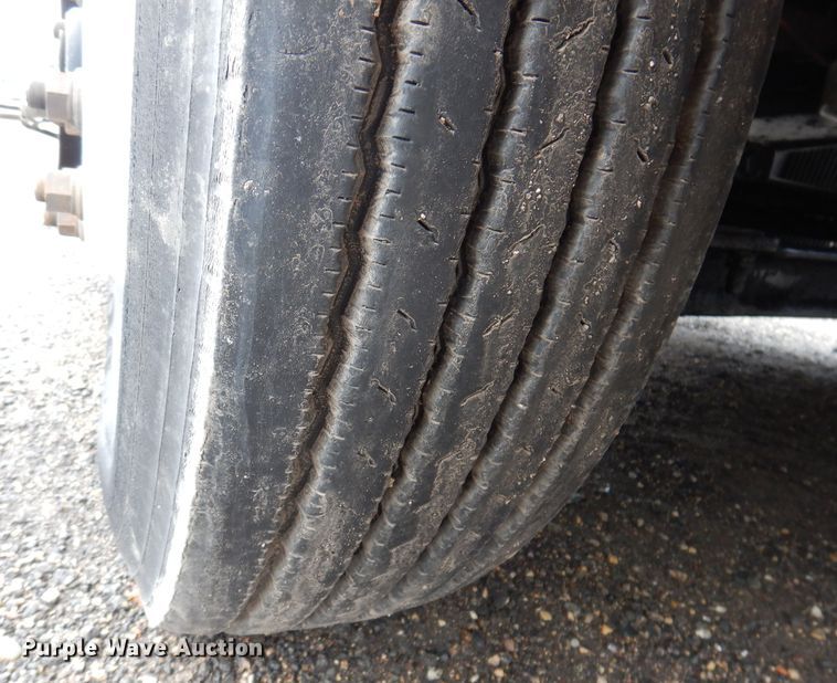 image for item JK9490 2002 Volvo VN Series  truck cab and chassis