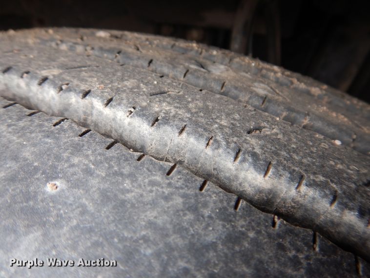 image for item JK9490 2002 Volvo VN Series  truck cab and chassis