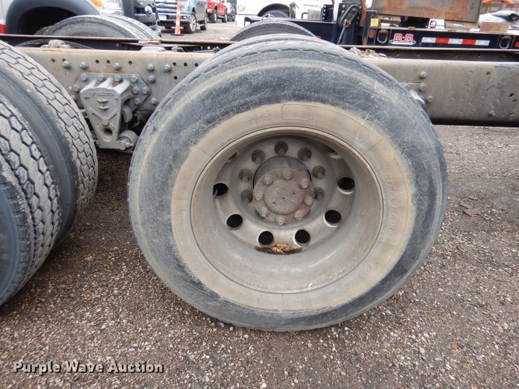 image for item JK9490 2002 Volvo VN Series  truck cab and chassis