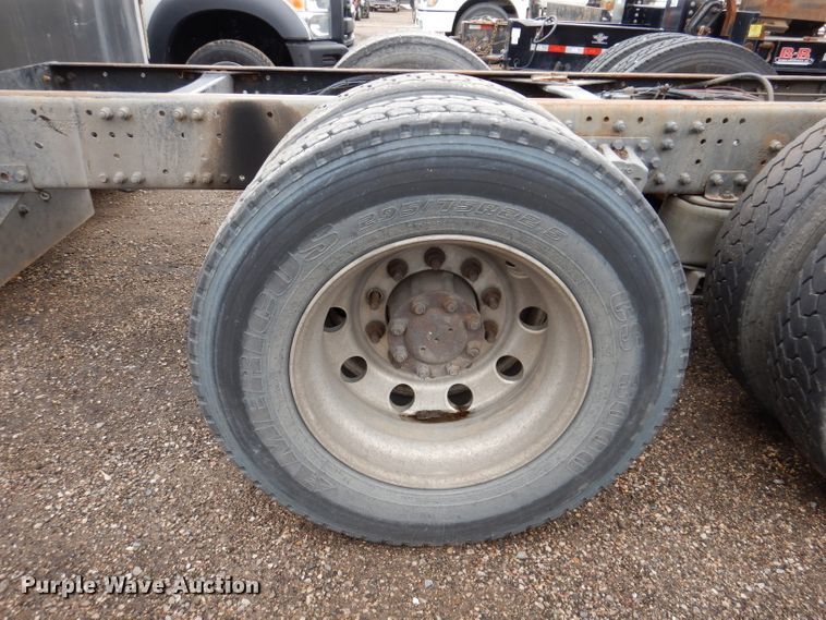 image for item JK9490 2002 Volvo VN Series  truck cab and chassis