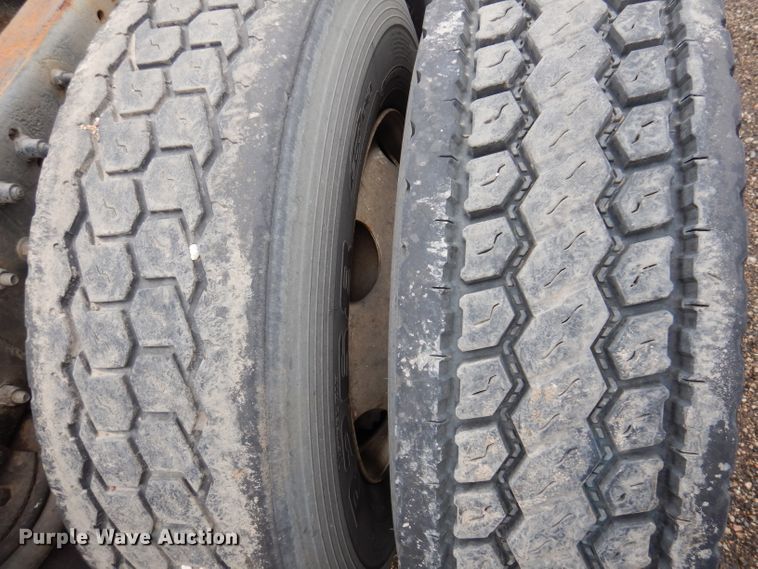 image for item JK9490 2002 Volvo VN Series  truck cab and chassis