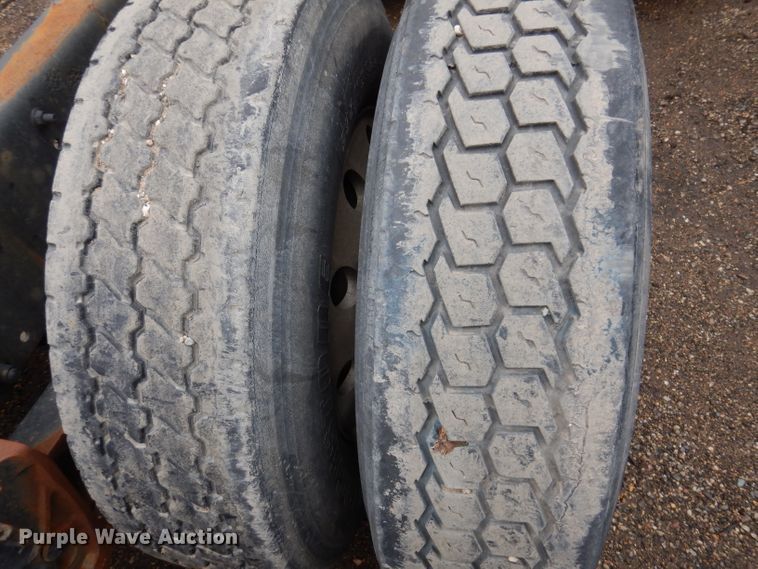 image for item JK9490 2002 Volvo VN Series  truck cab and chassis