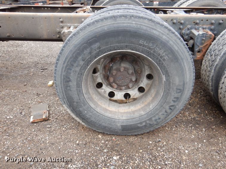 image for item JK9490 2002 Volvo VN Series  truck cab and chassis