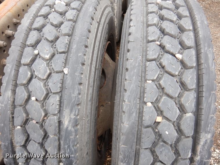 image for item JK9490 2002 Volvo VN Series  truck cab and chassis