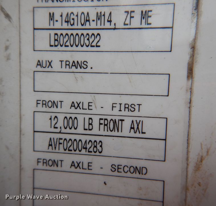 image for item JK9490 2002 Volvo VN Series  truck cab and chassis