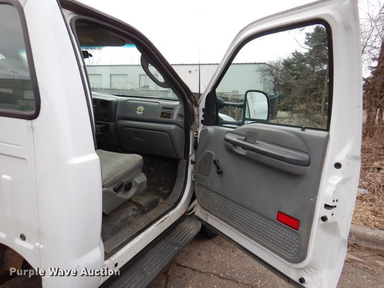 image for item JK9497 2003 Ford F550 Super Duty XL  truck cab and chassis