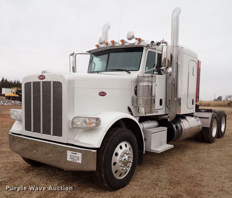image for item JO9633 2015 Peterbilt 388  semi truck