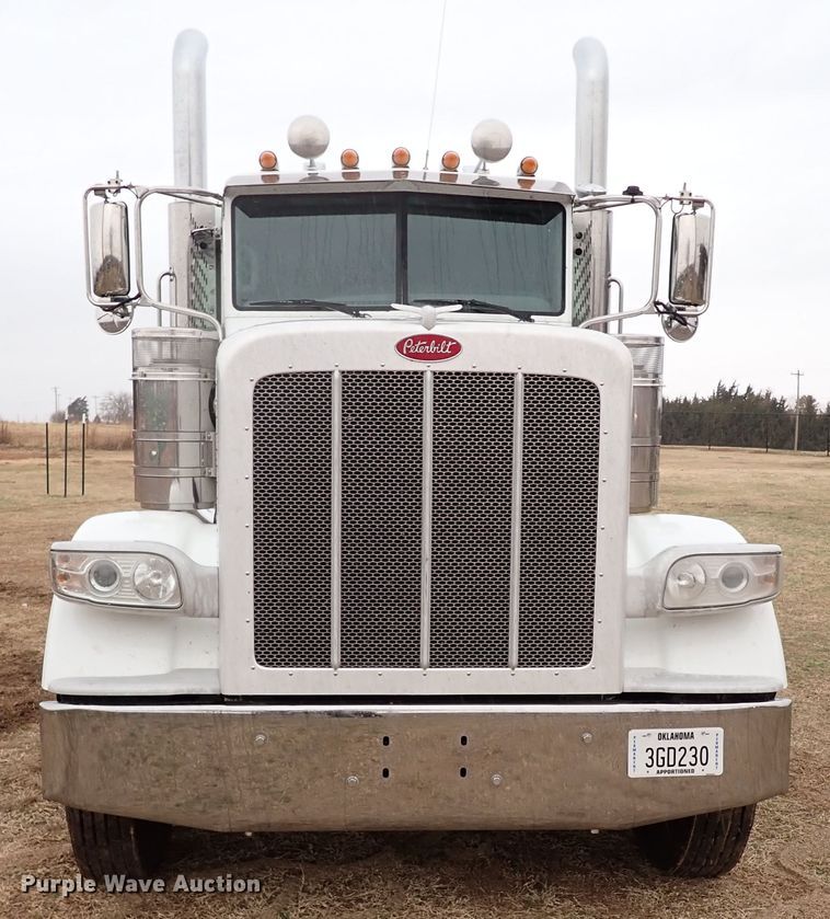 image for item JO9633 2015 Peterbilt 388  semi truck