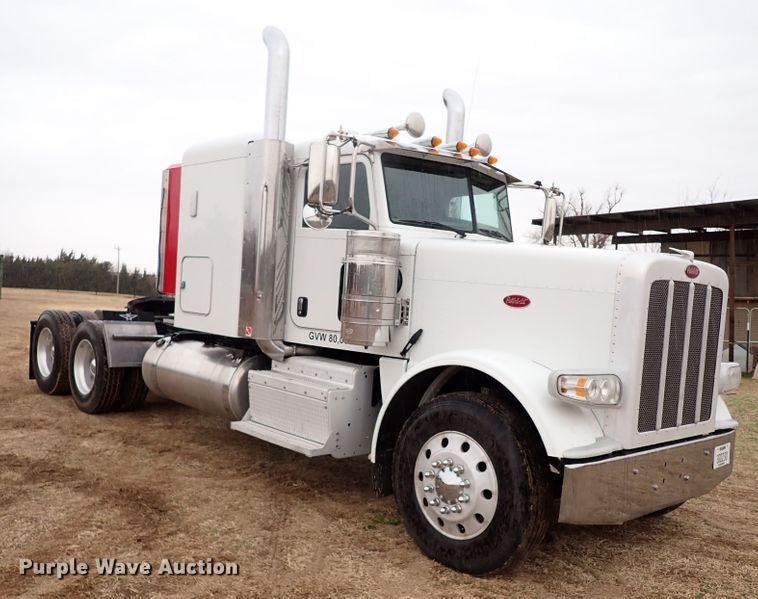 image for item JO9633 2015 Peterbilt 388  semi truck