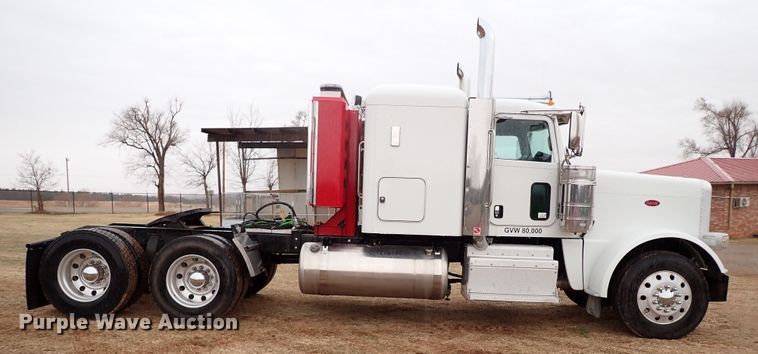 image for item JO9633 2015 Peterbilt 388  semi truck