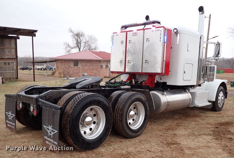 image for item JO9633 2015 Peterbilt 388  semi truck