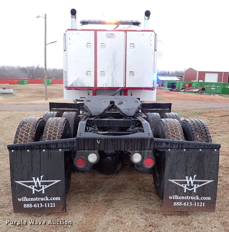 image for item JO9633 2015 Peterbilt 388  semi truck