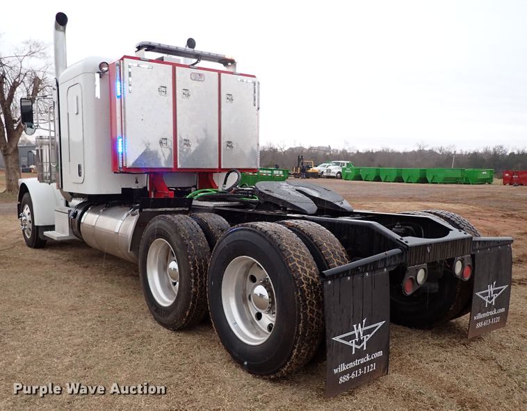 image for item JO9633 2015 Peterbilt 388  semi truck