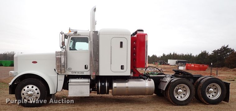 image for item JO9633 2015 Peterbilt 388  semi truck