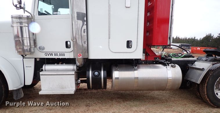 image for item JO9633 2015 Peterbilt 388  semi truck