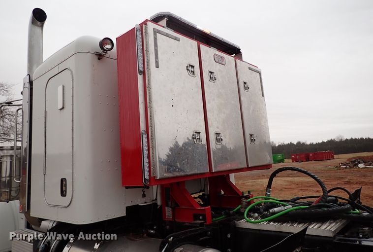 image for item JO9633 2015 Peterbilt 388  semi truck