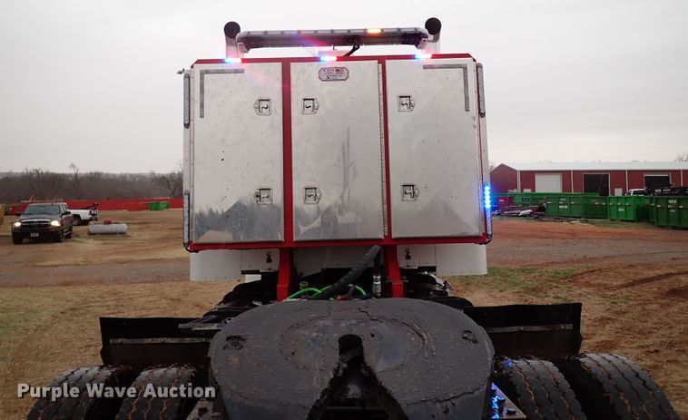 image for item JO9633 2015 Peterbilt 388  semi truck