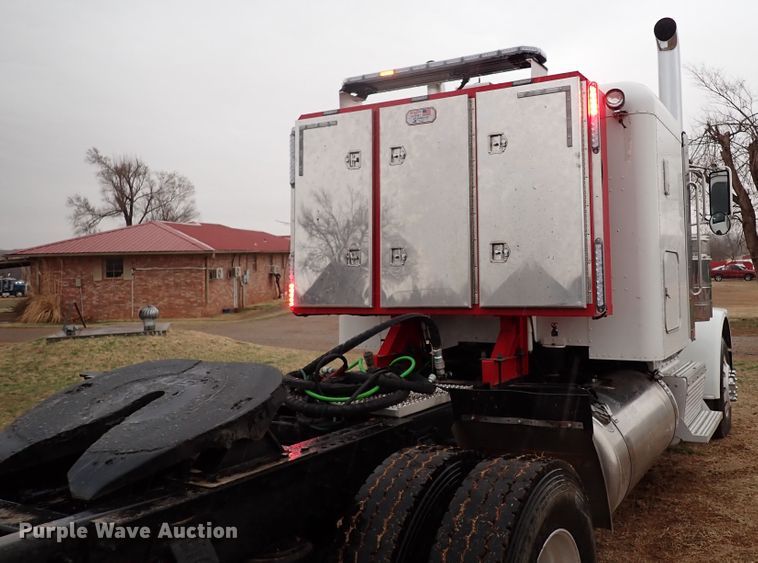 image for item JO9633 2015 Peterbilt 388  semi truck