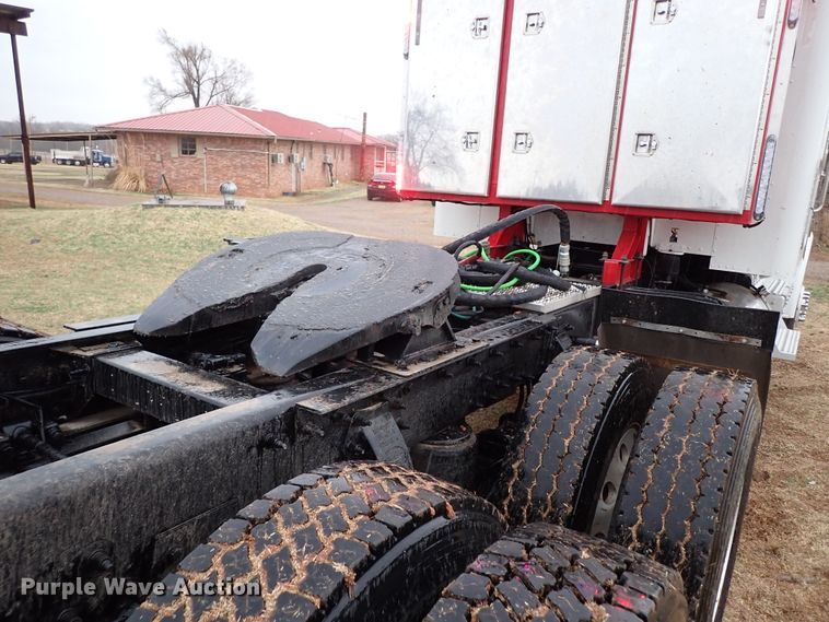 image for item JO9633 2015 Peterbilt 388  semi truck