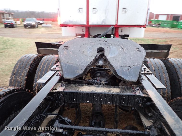 image for item JO9633 2015 Peterbilt 388  semi truck