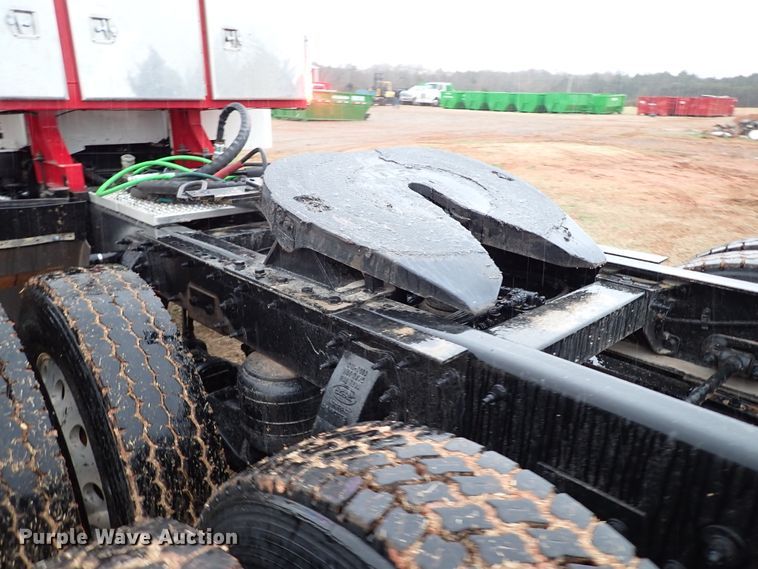 image for item JO9633 2015 Peterbilt 388  semi truck