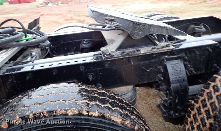 image for item JO9633 2015 Peterbilt 388  semi truck