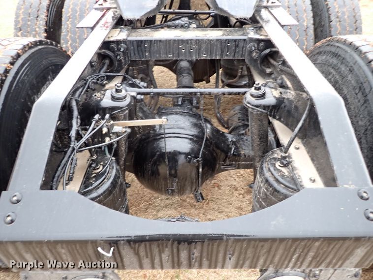 image for item JO9633 2015 Peterbilt 388  semi truck