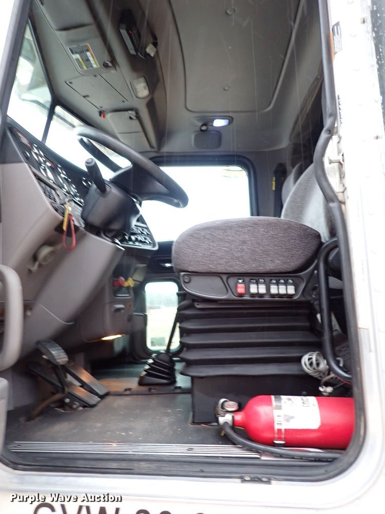 image for item JO9633 2015 Peterbilt 388  semi truck