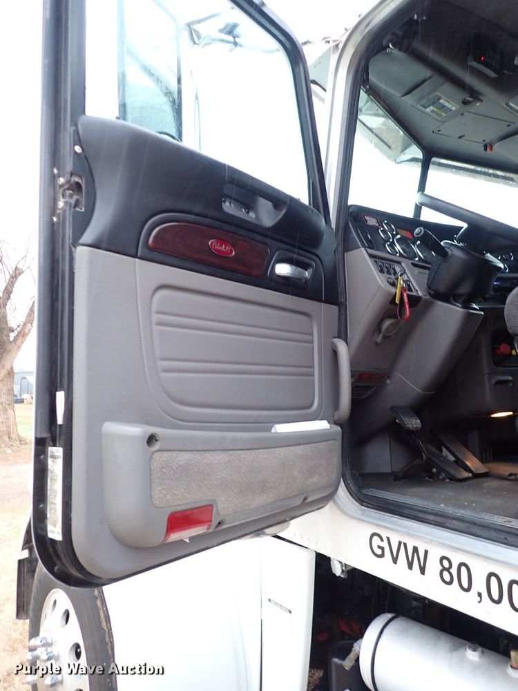 image for item JO9633 2015 Peterbilt 388  semi truck