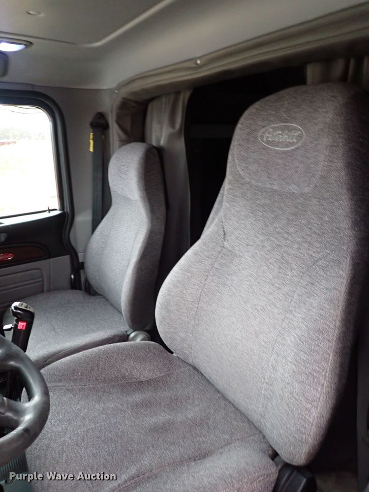 image for item JO9633 2015 Peterbilt 388  semi truck