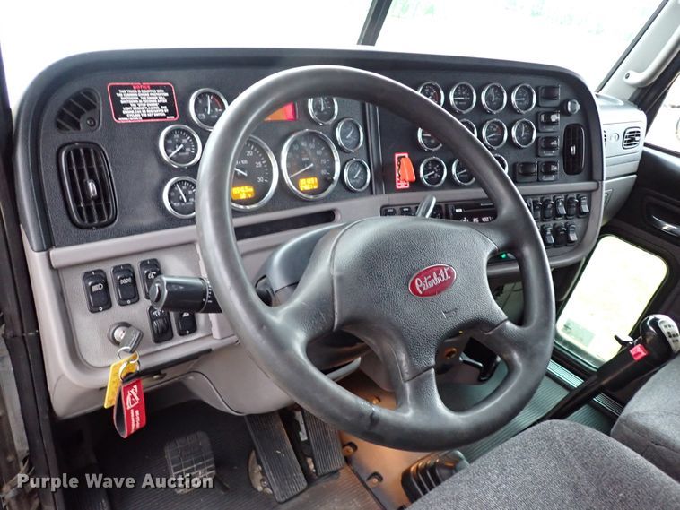 image for item JO9633 2015 Peterbilt 388  semi truck