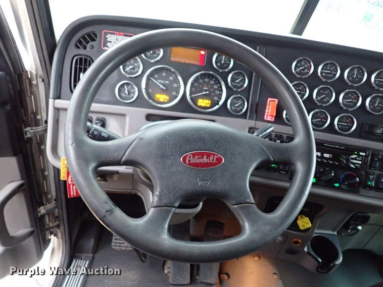 image for item JO9633 2015 Peterbilt 388  semi truck