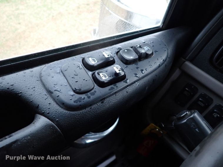 image for item JO9633 2015 Peterbilt 388  semi truck